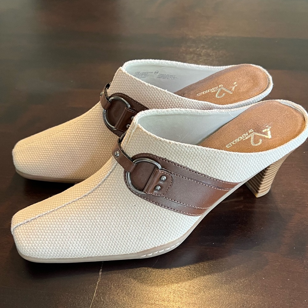 Aerosoles A2 Cream and Brown Canvas Mules with Comfort Fit 3 Inch Heel Size 10